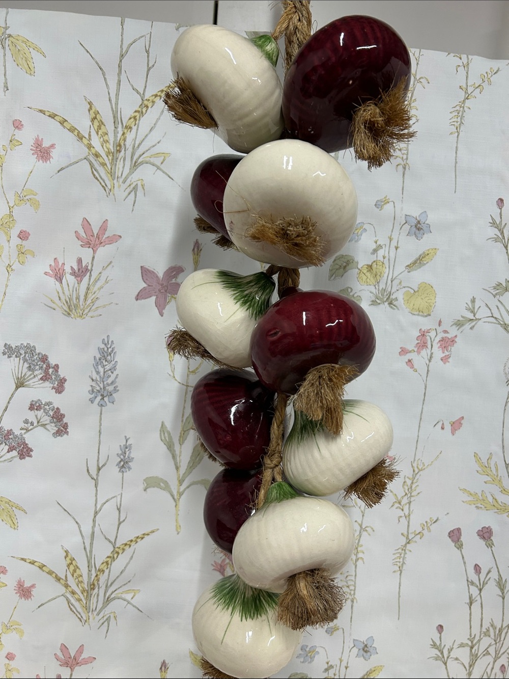 Ceramic  Large white and red onions Garland i